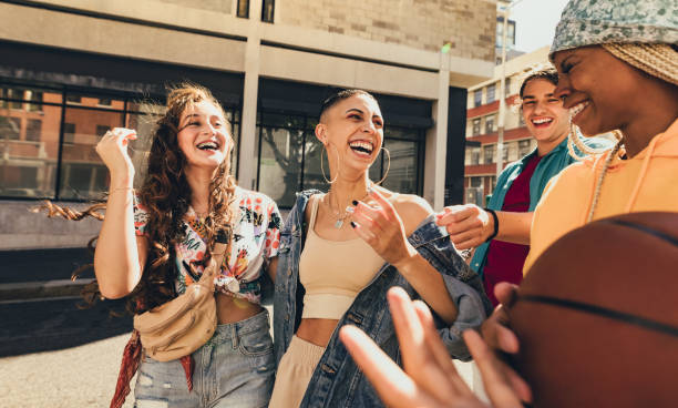 Video Studio AiBeispiel: Beste Freunde gehen die Straße entlang