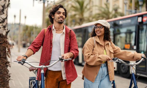 Video Studio AiEjemplo: Una pareja paseando, empujando sus bicicletas.